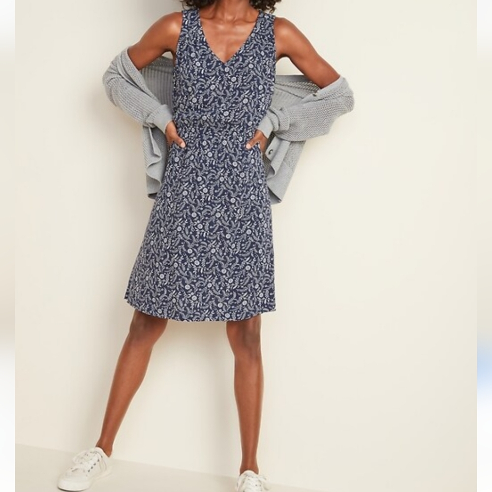 Old Navy Sleeveless Waist-Defined V-neck Dress